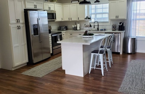 Decaturville Casa | Need a break? Love to fish, boat or play golf? The White House is perfect.