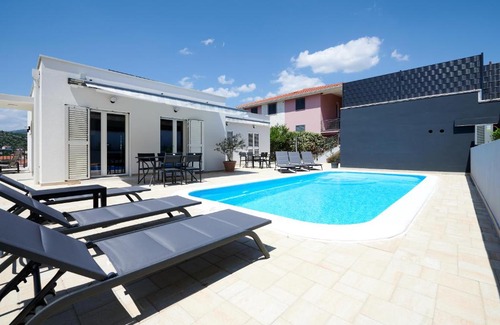 Seget Vranjica Apartamento | NELA & SARA - 2 apartments with heated swimming pool