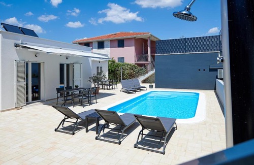 Seget Vranjica Apartamento | NELA & SARA - 2 apartments with heated swimming pool