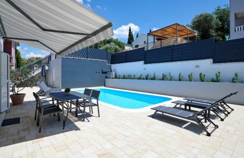 Seget Vranjica Apartamento | NELA & SARA - 2 apartments with heated swimming pool