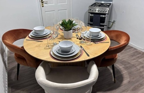 Little Hulton Casa | Entire 3Bed in Greater Manchester| Fast Wi-Fi, Garden & Free Parking.