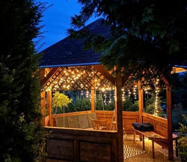 Csopak Apartamento | NEON Apartman Csopak Balaton, large botanical garden, bicycles, pet&family friendly, outside kitchen,