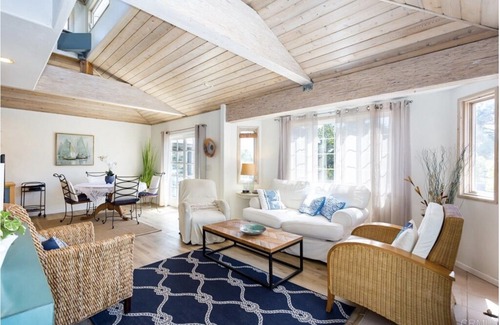 Leucadia Cabaña | Neptune 2 Bedroom Cottage - Steps to Beach, Dining, Pubs. and shops