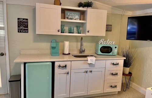 Weeki Wachee Gardens Cabina | Neptune's Grotto Waterfront Retreat