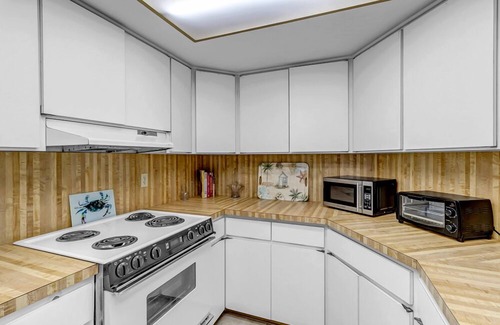 Neptune Beach Casa | Neptune's Nest - Beachside living just steps to the ocean and great dining