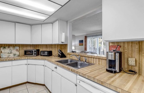 Neptune Beach Casa | Neptune's Nest - Beachside living just steps to the ocean and great dining