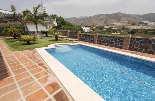 Frigiliana Villa | Nerja:VILLA CON PISCINA PRIVADA CLIMATIZADA CON JACUZZIS, EN NERJA ( MALAGA)
