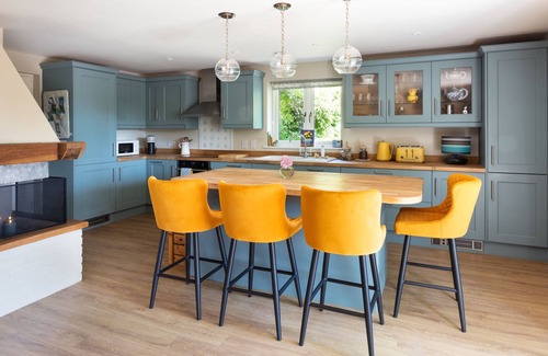 Pulborough Otro | Nest Stay - Two Luxurious Properties Rented Together