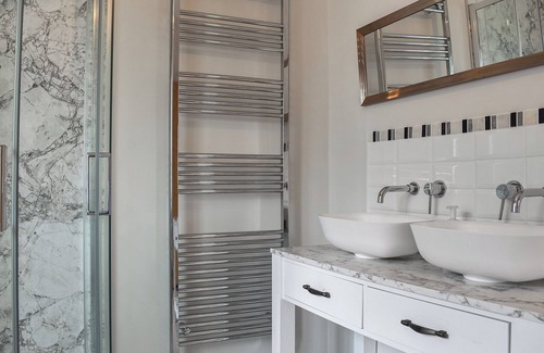 Cattistock Cabaña | Nestled amidst the tranquil countryside, this charming holiday cottage offers breath taking rural vi