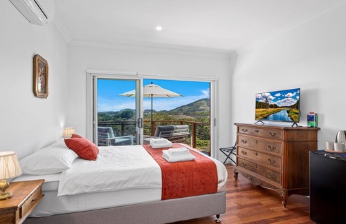 Korora Casa | Nestled at the top of the mountain - Ciao Korora overlooks the ocean with magnificent views.