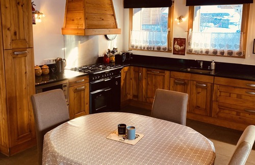 Seytroux Chalet De Esquí | Nestled between the mountains and the lake you will find this charming chalet!