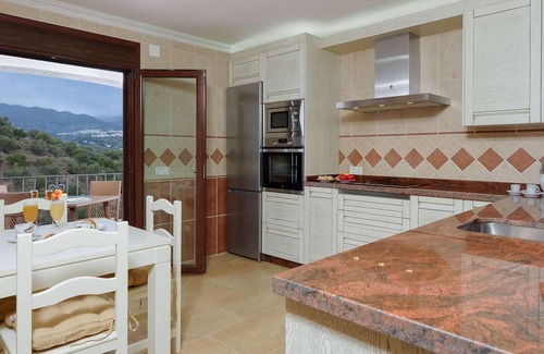 Punta Lara Casa | Nestled in a hillside in the upscale urbanization of Punta Lara, just on the outskirts of Nerja, thi