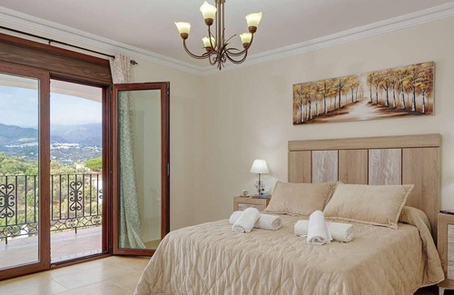 Punta Lara Casa | Nestled in a hillside in the upscale urbanization of Punta Lara, just on the outskirts of Nerja, thi