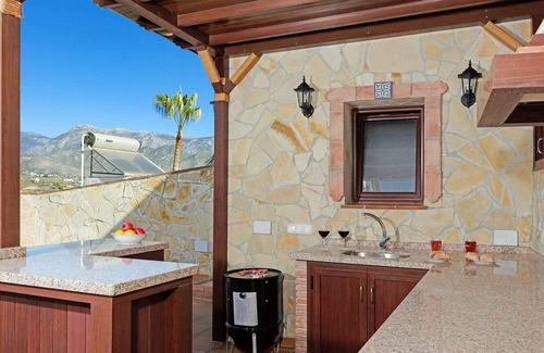 Punta Lara Casa | Nestled in a hillside in the upscale urbanization of Punta Lara, just on the outskirts of Nerja, thi
