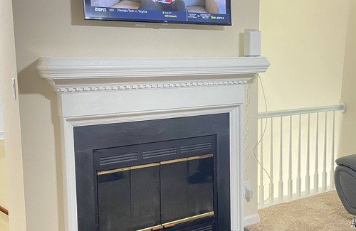 Greenbrier West Condominio | Nestled in a quiet condo, just 15 minutes from VA Beach boardwalk. Sleeps five.
