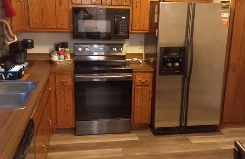 Brooklyn Park Casa | Nestled in a quiet, safe neighborhood close to highway.