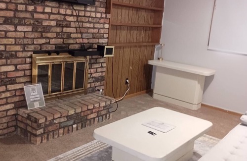 Brooklyn Park Casa | Nestled in a quiet, safe neighborhood close to highway.