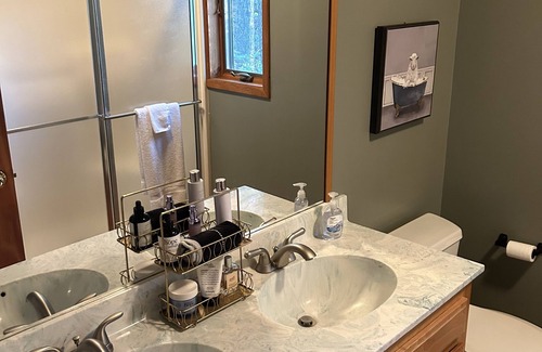 Flippin Cabina | Nestled in a valley on Crooked Creek. Beautiful views and wildlife. Dog friendly