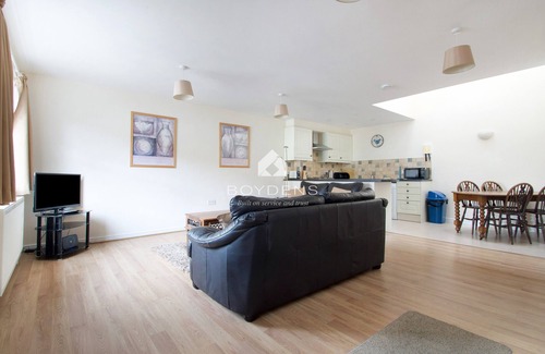 Frinton-on-Sea Casa | Nestled in the heart of Frinton on Sea is this terraced mews cottage offering open plan living