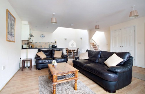 Frinton-on-Sea Casa | Nestled in the heart of Frinton on Sea is this terraced mews cottage offering open plan living