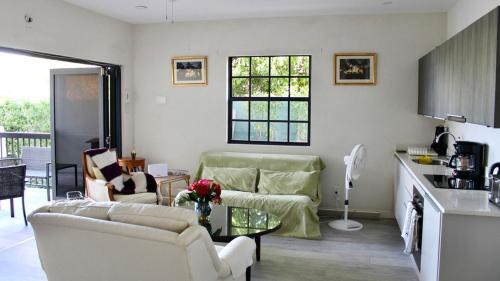 Fitts Village Apartamento | Nestled in the heart of Fitts Village, Zinnia becons with the promise of a costa