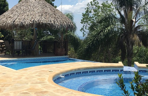 Esparza Villa | Ubicado en la selva tropical con fabulosas vistas sin obstáculos.