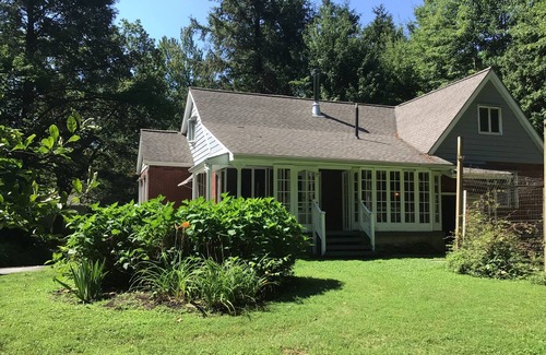 Fairview Casa | NESTLED IN THE WOODS