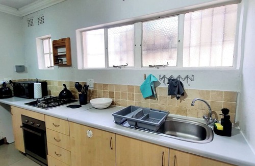 Greater Johannesburg Metropolitan Area Condominio | Nestled in Westdene Johannesburg. Close to great restaurants, bars and art.