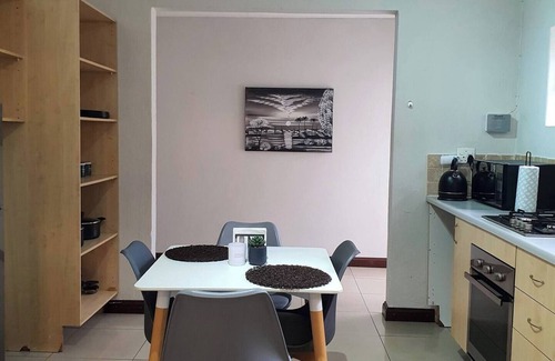 Greater Johannesburg Metropolitan Area Condominio | Nestled in Westdene Johannesburg. Close to great restaurants, bars and art.