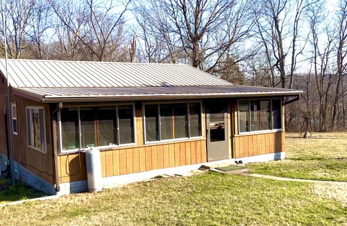 Gallipolis Ferry Cabina | Nestled on a cattle farm, this cabin is perfect for those seeking an escape