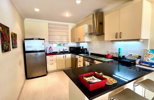 Callendar Condominio | Nestled on the prestigious Barbados Golf Course, this charming two-bedroom called “Island Time”