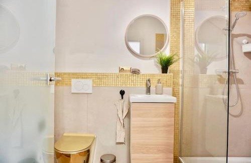 Innenstadt-West Apartamento | NEU modernes Apartment in Top Lage, free Parking max 1,65m Höhe und 1,8m Breite