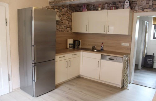 Theres Apartamento | Casa de campo recién reformada con estufa de leña y terraza con jardín.