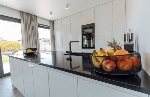 Liznjan Villa | Neue Luxusvilla mit Pool, Sauna, Grossem Garten, in der Nahe Eines Sandstrandes