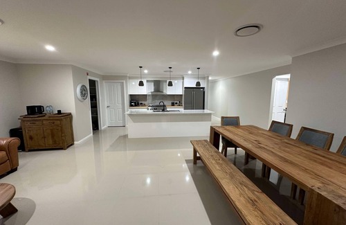 North Tamworth Casa | Eureka at The Meadows. Perfect for a family, executive or work stay.