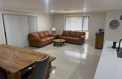 North Tamworth Casa | Eureka at The Meadows. Perfect for a family, executive or work stay.