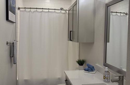 Uptown Apartamento | Neutral Nest Long-Term Minimalist Living in Prime Victory Park