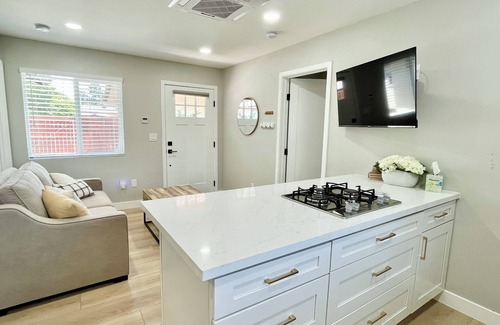 South Redlands Apartamento | NEW 1-bdrm with kitchen / living room in Guesthouse with Wifi, AC & soft water