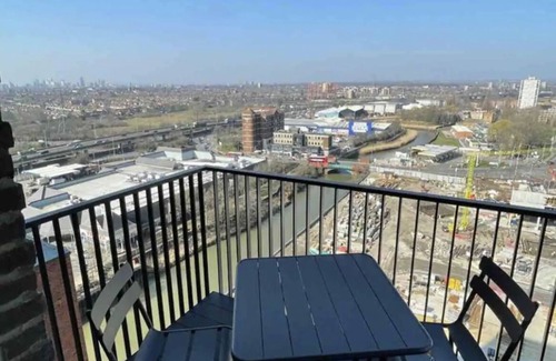 Gascoigne Apartamento | NEW 1 bed modern cosy flat FREE WI-FI - with balcony
