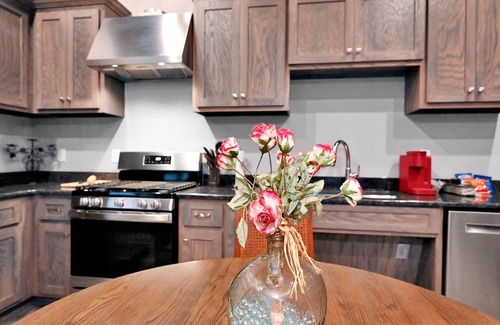 Cullman Condominio | New 1 Bedroom Loft Condo in Downtown Cullman with Murphy Bed to Sleep 4
