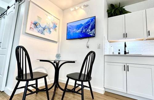 Dunedin Apartamento | NEW! 1-blk to Waterfront, Sunsets, Bike Path. Tri-plex Studio Apartment
