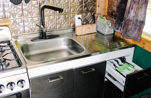 Neal Cabina | NEW! #1 ~ Modern Hunting One Room Cabin ~ Wheelchair Accessible