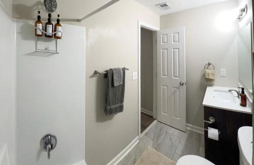 Norcross Casa | New! 10 Guest! King Bed! Patio! Grill! Near ATL & Downtown Norcross