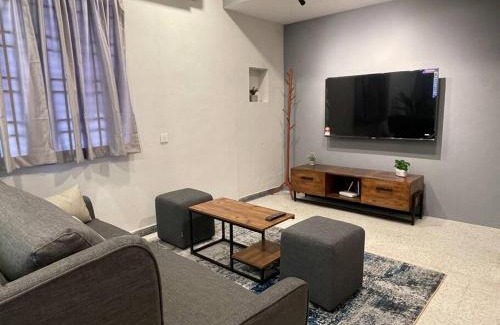 Taman Islands Glades Casa | *NEW 12Px w KTV/KidsPool/Billiard/Jacuzzi near USM