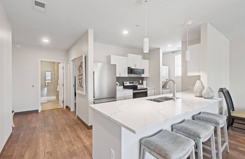 Arlington Apartamento | New! 1BR 1BA Apt in Downtown Historic Arlington Depot Square, Large Balcony