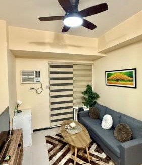 Pasay Apartamento | New 1BR Condo in Pasay with Fast WiFi, Netflix, Free Pool and WFH ready Near SM Mall of Asia,NAIA and OKADA