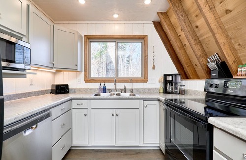 Wright City Chalet De Esquí | NEW! 2/1.5 Chalet, Outdoor Oasis tucked away on Turrach lake