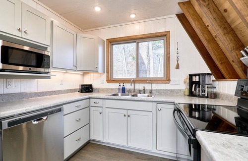 Wright City Chalet De Esquí | NEW! 2/1.5 Chalet, Outdoor Oasis tucked away on Turrach lake