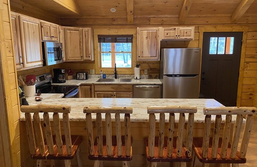 Ferguson Cabina | New 2/2 Log Cabin, Rushing Trout Stream, Hot Tub, Fireplace, 8 Acres, WiFi