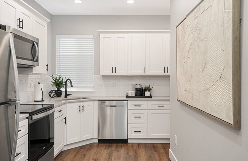 South Central Casa | New 2 Bd Luxury Townhouse- King Bed, Downtown, near Hospital, Close to Wineries